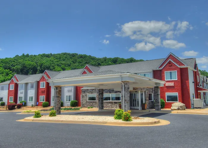 Clarion Pointe Staunton East